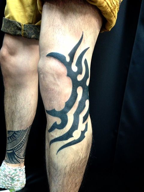トライバル,膝,ブラック＆グレータトゥー/刺青デザイン画像