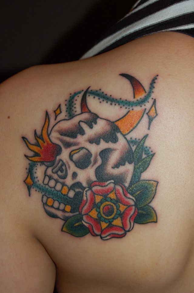背中,肩,女性,フラワー,骸骨,スカル,月,花,ドクロ,髑髏,カラータトゥー/刺青デザイン画像