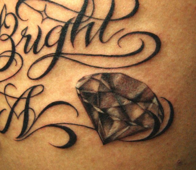 背中 腰 女性 ダイアモンド 宝石 ブラック グレイ ブラック グレーのタトゥーデザイン タトゥーナビ