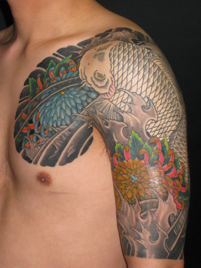 蛇 菊 肩 腕 花のタトゥーデザイン タトゥーナビ