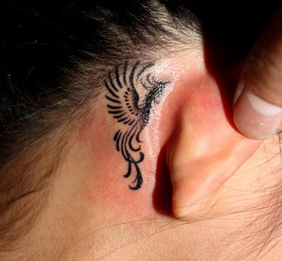 耳,女性,鳳凰,ブラック＆グレー,ワンポイントタトゥー/刺青デザイン画像