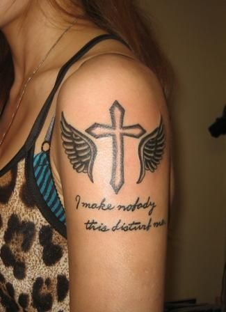 クロス,羽,ワンポイント,文字,腕,女性,十字架タトゥー/刺青デザイン画像