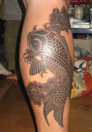 鯉,牡丹,ブラック＆グレー,足タトゥー/刺青デザイン画像