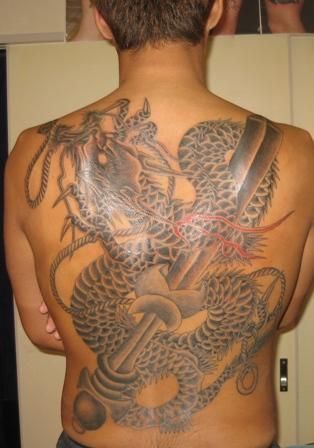 龍 刀 背中 抜き ブラック グレーのタトゥーデザイン タトゥーナビ