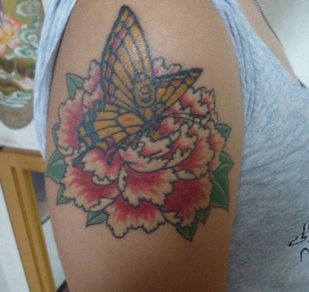 腕,牡丹,蝶,女性タトゥー/刺青デザイン画像
