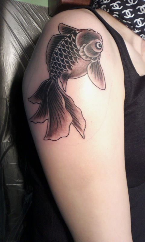 金魚,腕,ブラック＆グレータトゥー/刺青デザイン画像