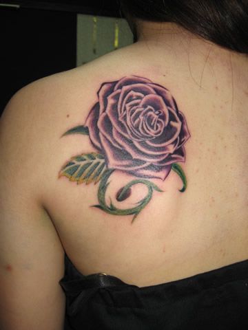 薔薇,背中,ワンポイント,女性タトゥー/刺青デザイン画像