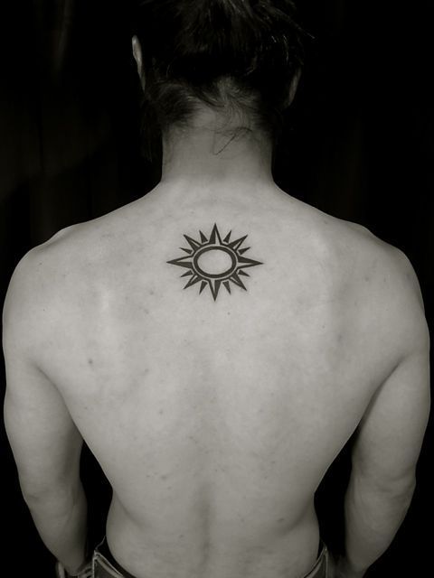 背中,太陽,トライバルタトゥー/刺青デザイン画像
