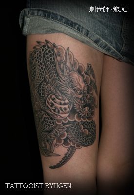 龍,足,ブラック＆グレー,女性タトゥー/刺青デザイン画像