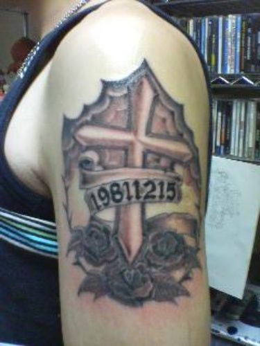 腕,クロス,薔薇,女性,ブラック＆グレー,十字架タトゥー/刺青デザイン画像