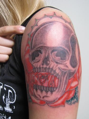 腕,スカル,薔薇,女性タトゥー/刺青デザイン画像