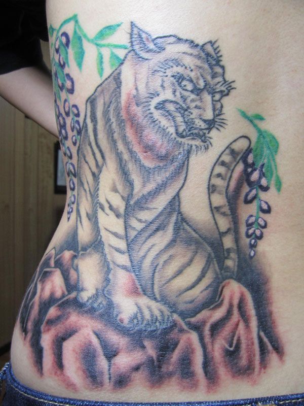 虎,腰,女性タトゥー/刺青デザイン画像