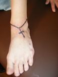 足首,ワンポイント,十字架,ブラック＆グレー,宗教タトゥー/刺青デザイン画像