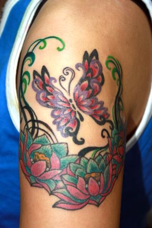 二の腕,バタフライ,蝶,蓮,花,花,植物タトゥー/刺青デザイン画像