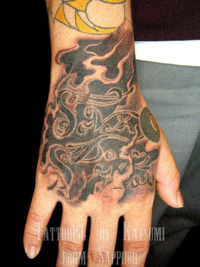 手の甲,男性,英字,ブラック＆グレータトゥー/刺青デザイン画像