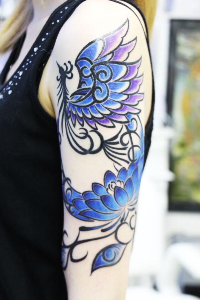腕 女性 二の腕 トライバル 鳳凰 月 カラー 青のタトゥーデザイン タトゥーナビ