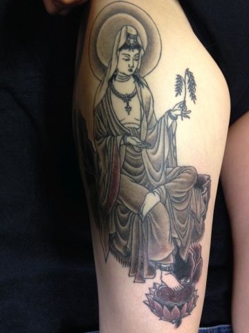 女性,太もも,観音,神仏,ブラック＆グレイ,ブラック＆グレータトゥー/刺青デザイン画像