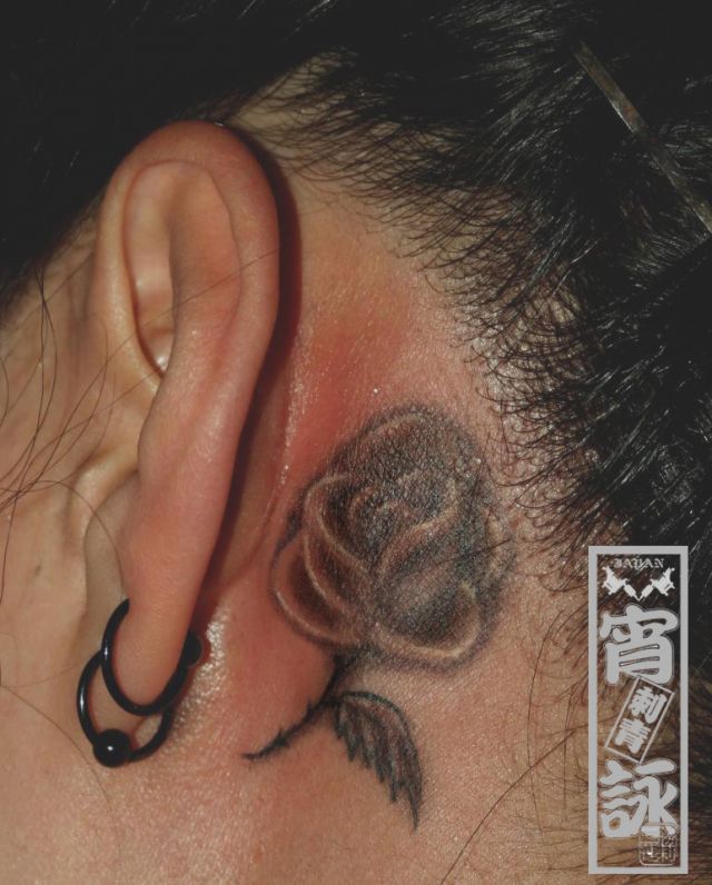 耳,薔薇,ブラック＆グレー,花タトゥー/刺青デザイン画像