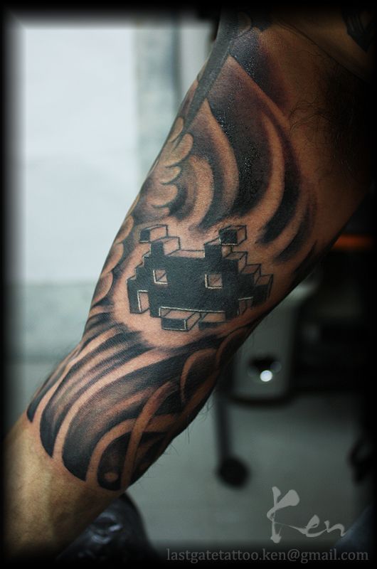 腕,肩,キャラクター,五分袖,額,インベーダー,ブラック＆グレータトゥー/刺青デザイン画像