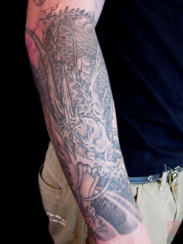 腕,男性,龍,額,ブラック＆グレー,烏彫りタトゥー/刺青デザイン画像