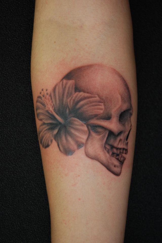 二の腕,スカル,花,ブラック＆グレイタトゥー/刺青デザイン画像