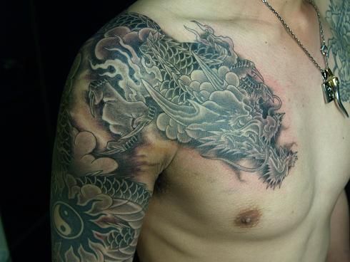 胸,肩,龍,ブラック＆グレータトゥー/刺青デザイン画像