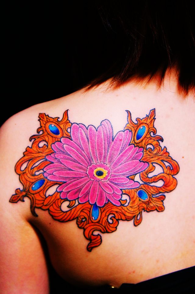 女性,背中,花タトゥー/刺青デザイン画像