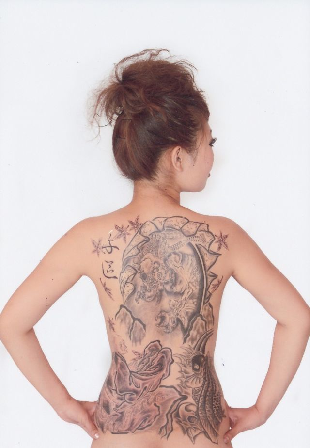 背中,鯉,ブラック＆グレータトゥー/刺青デザイン画像