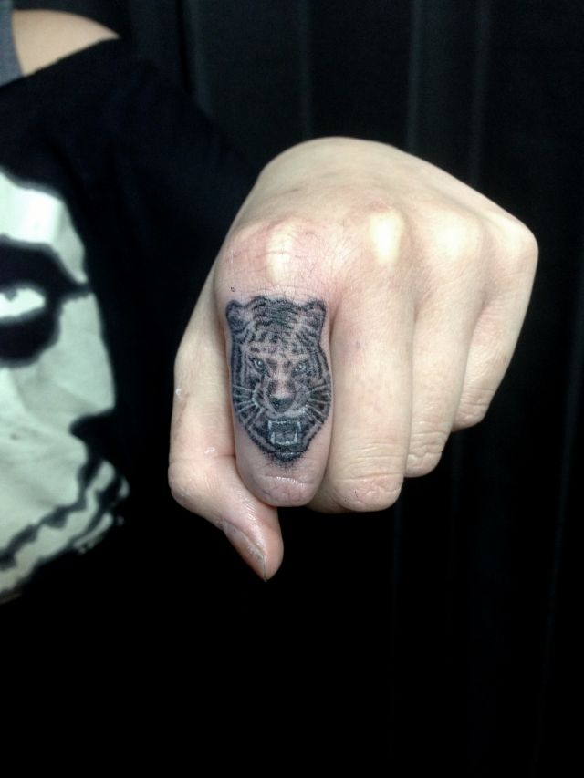 指 虎 ブラック グレイ ブラック グレーのタトゥーデザイン タトゥーナビ