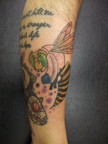 ふくらはぎ,昆虫,蜂,カラータトゥー/刺青デザイン画像