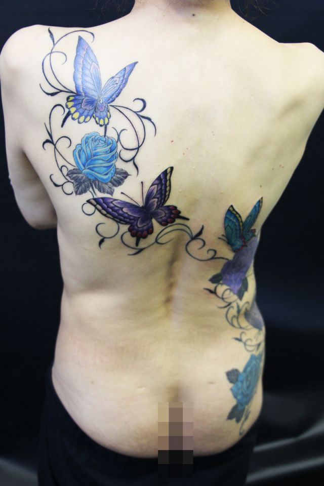 背中,腰,蝶,バタフライ,薔薇,バラ,カラー,青タトゥー/刺青デザイン画像