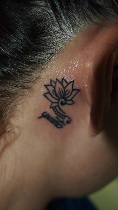 耳,女性,ワンポイント,文字,ブラック＆グレイタトゥー/刺青デザイン画像