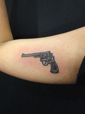 腕,ワンポイント,銃,ブラック＆グレイ,ブラック＆グレータトゥー/刺青デザイン画像