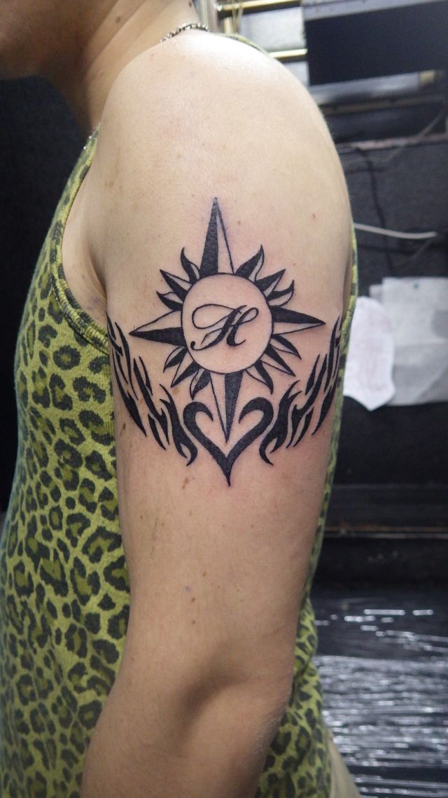 腕,太陽,ブラック＆グレイタトゥー/刺青デザイン画像