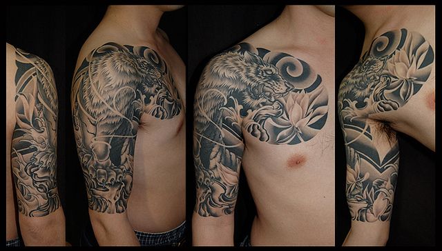 腕,手,二の腕,男性,胸割り,虎,蓮,花,ブラック＆グレイ,ブラック＆グレータトゥー/刺青デザイン画像