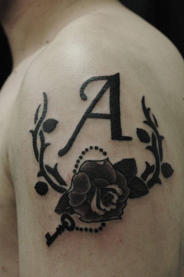 腕,ワンポイント,薔薇,バラ,鍵,ブラック＆グレイ,ブラック＆グレータトゥー/刺青デザイン画像