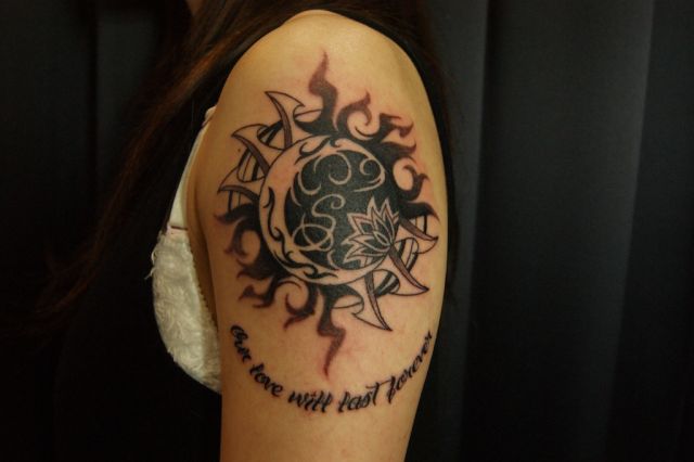 腕,手,女性,二の腕,太陽,トライバル,月,ブラック＆グレイ,ブラック＆グレータトゥー/刺青デザイン画像