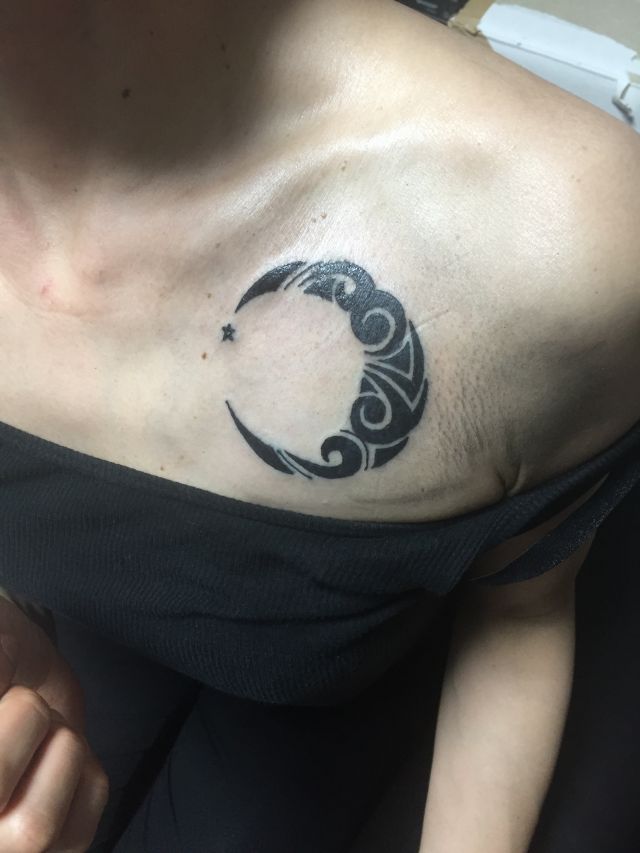 胸,星,月,ブラック＆グレイ,ブラック＆グレー,ブラック＆グレイタトゥー/刺青デザイン画像