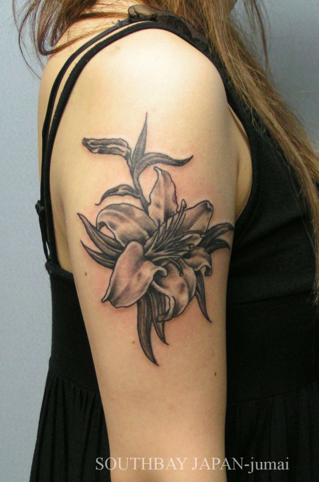 女性 ワンポイント 百合 ブラック グレー 植物 花のタトゥーデザイン タトゥーナビ