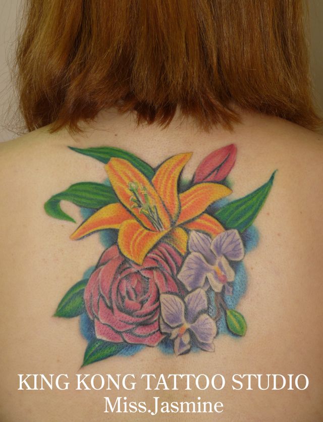背中,女性,フラワー,百合,花,リアリスティック,植物,カラー,カラフルタトゥー/刺青デザイン画像