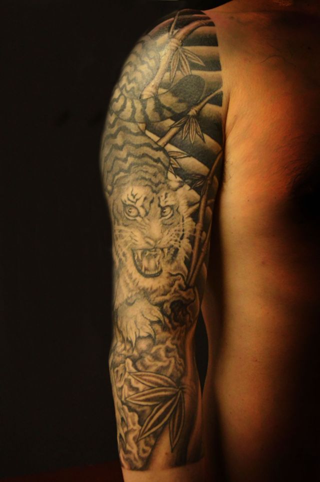 腕,虎,烏彫りタトゥー/刺青デザイン画像