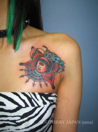 女性,胸,ワンポイント,蝶,人物,薔薇,花タトゥー/刺青デザイン画像