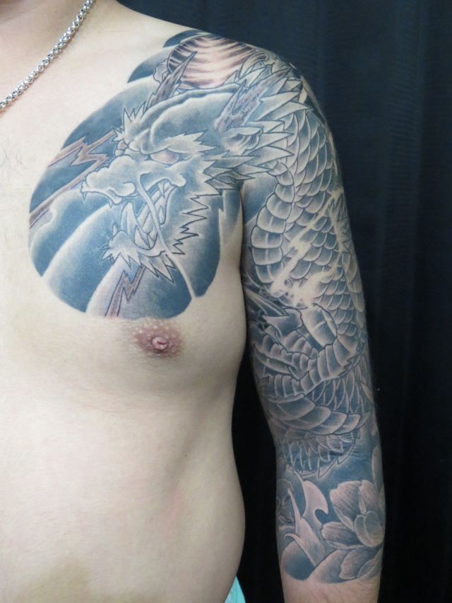 腕,肩,胸,二の腕,龍,蓮,ブラック＆グレイ,ブラック＆グレータトゥー/刺青デザイン画像
