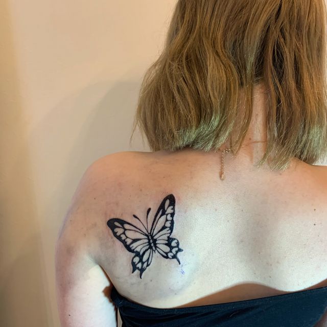 背中,女性,蝶,バタフライ,ワンポイント,トライバルタトゥー/刺青デザイン画像