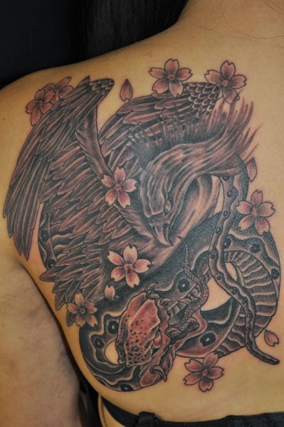 鳥,蛇,ブラック＆グレー,背中タトゥー/刺青デザイン画像