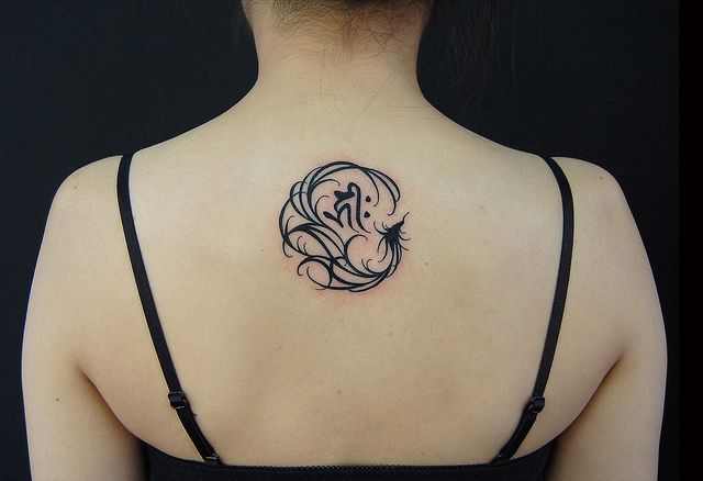 背中,女性,梵字,ワンポイント,トライバル,鳳凰,文字タトゥー/刺青デザイン画像