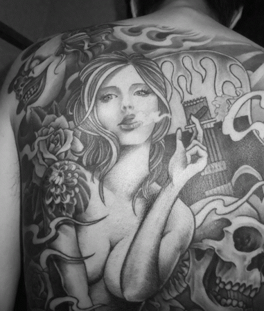 ピンナップガール,背中,女性タトゥー/刺青デザイン画像