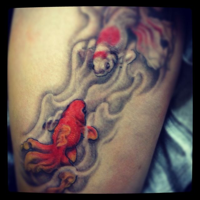 足,女性,太もも,金魚,カラータトゥー/刺青デザイン画像