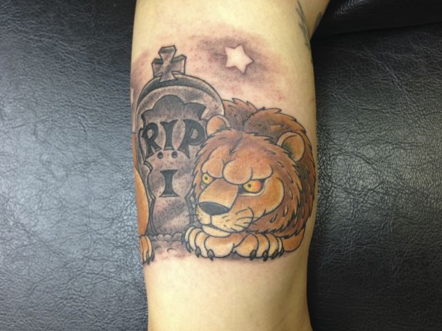 腕,十字架,ライオン,ニュースクール,カラータトゥー/刺青デザイン画像