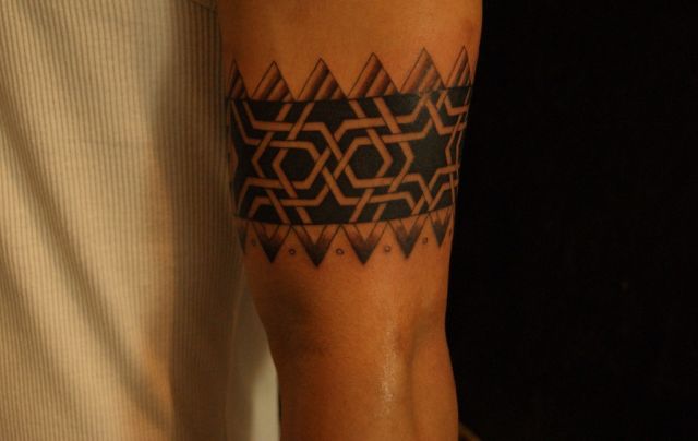 腕,手,二の腕,男性,トライバル,腕輪タトゥー/刺青デザイン画像